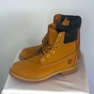 Timberland WOMENS 6" PREM WHEAT NUBUCK BOOTS